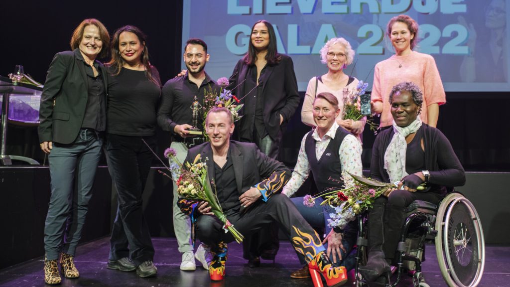 Teamfoto Transkliniek Roze Lieverdje; Sherry-Jae Ebere; Sunny Jansen; Dinah Bons; Camiel Welling; Fatih Bici; Jet Groen; Marianne Craanen